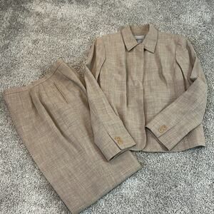 EUC LIZ CLAIBORNE COLLECTION
Beige 2 Piece Blazer Pants Suit SET Size 10 Career
